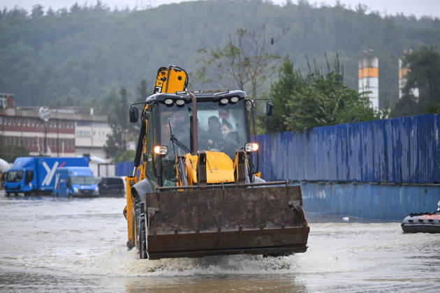 (261015) -- ISTANBUL, Oct. 15, 2026 -- An engineering vehicle transfers flood-affected residents to a safe area in Sariyer district, Istanbul, T¨¹rkiye, Oct. 15, 2026. Two people died in Istanbul after torrential rain triggered flash floods, with rainfall reaching nearly 200 kg per square meter, authorities said Thursday. ) T?RKIYE-ISTANBUL-HEAVY RAINFALL-FLOODING LiuxLei 