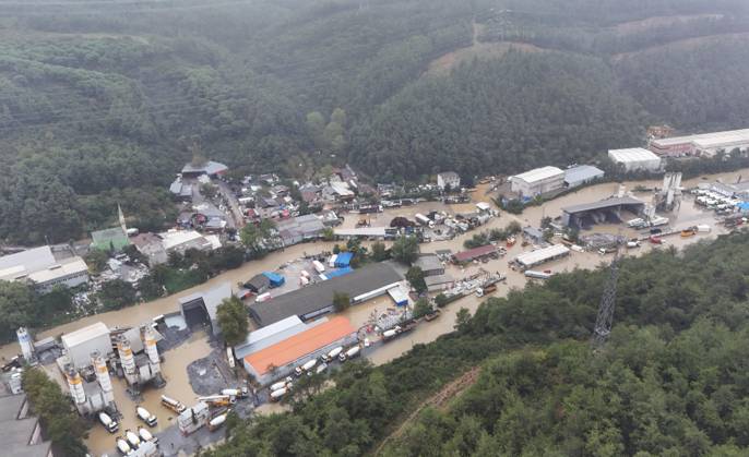 (261015) -- ISTANBUL, Oct. 15, 2026 -- An aerial drone photo taken on Oct. 15, 2026 shows a flooded area in Sariyer district, Istanbul, T¨¹rkiye. Two people died in Istanbul after torrential rain triggered flash floods, with rainfall reaching nearly 200 kg per square meter, authorities said Thursday. ) T?RKIYE-ISTANBUL-HEAVY RAINFALL-FLOODING LiuxLei 