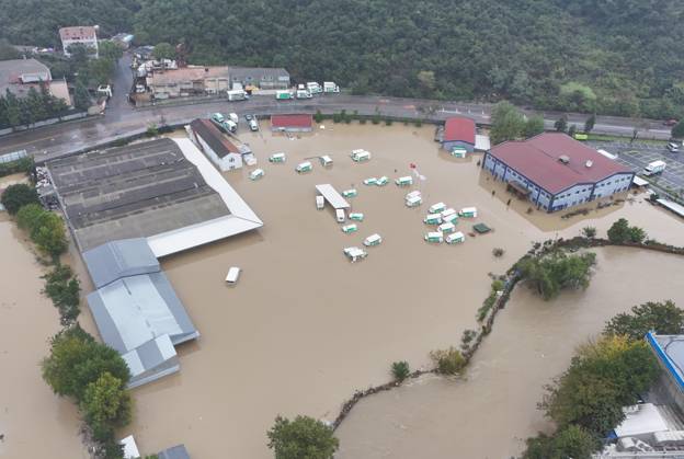 (261015) -- ISTANBUL, Oct. 15, 2026 -- An aerial drone photo taken on Oct. 15, 2026 shows a flooded area in Sariyer district, Istanbul, T¨¹rkiye. Two people died in Istanbul after torrential rain triggered flash floods, with rainfall reaching nearly 200 kg per square meter, authorities said Thursday. ) T?RKIYE-ISTANBUL-HEAVY RAINFALL-FLOODING LiuxLei 