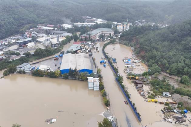(261015) -- ISTANBUL, Oct. 15, 2026 -- An aerial drone photo taken on Oct. 15, 2026 shows a flooded area in Sariyer district, Istanbul, T¨¹rkiye. Two people died in Istanbul after torrential rain triggered flash floods, with rainfall reaching nearly 200 kg per square meter, authorities said Thursday. ) T?RKIYE-ISTANBUL-HEAVY RAINFALL-FLOODING LiuxLei 
