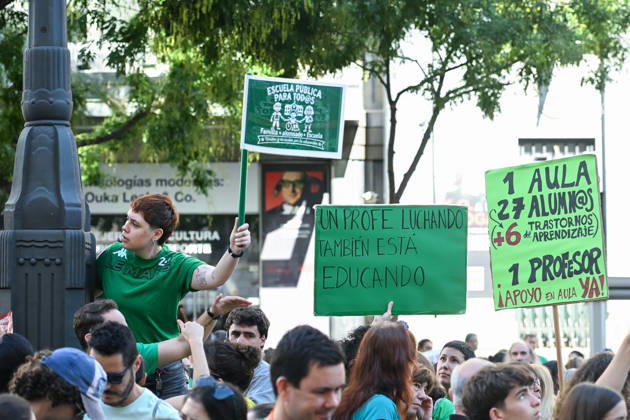 Teachers form a human chain in front of the Madrid Regional Ministry of Education on the second day of the strike Teachers during a human chain in front of the Madrid Regional Ministry of Education, October 15, 2026, in Madrid, Spain. Public school teachers in the Community of Madrid began an indefinite strike yesterday, October 14, to demand more resources and better working conditions. The strike was called by the unions CCOO, CGT, CNT, Solidaridad Obrera, STEM, and UGT, as well as by the teacher advocacy groups Educación Especial Digna, Menos Lectivas, and Queremos FP. Among their main demands are the restoration of a maximum of 17 teaching periods per week in secondary education and vocational training, and 22 in elementary school, and Copyright: xGustavoxValientex 7847543