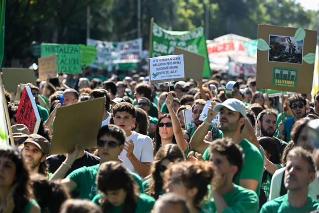 Teachers form a human chain in front of the Madrid Regional Ministry of Education on the second day of the strike Teachers during a human chain in front of the Madrid Regional Ministry of Education, October 15, 2026, in Madrid, Spain. Public school teachers in the Community of Madrid began an indefinite strike yesterday, October 14, to demand more resources and better working conditions. The strike was called by the unions CCOO, CGT, CNT, Solidaridad Obrera, STEM, and UGT, as well as by the teacher advocacy groups Educación Especial Digna, Menos Lectivas, and Queremos FP. Among their main demands are the restoration of a maximum of 17 teaching periods per week in secondary education and vocational training, and 22 in elementary school, and Copyright: xGustavoxValientex 7847582