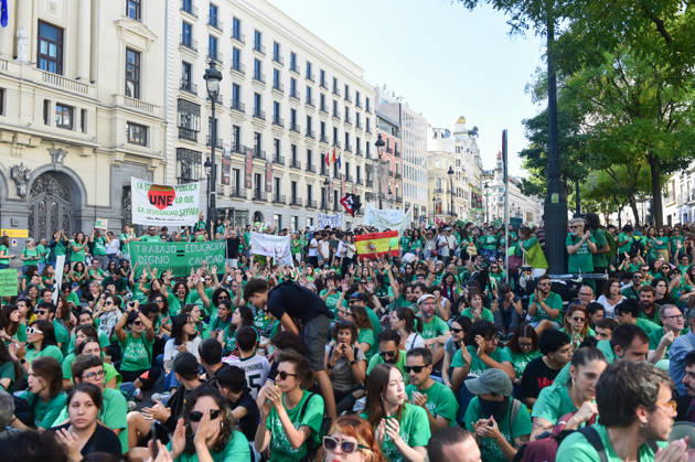 Teachers form a human chain in front of the Madrid Regional Ministry of Education on the second day of the strike Teachers during a human chain in front of the Madrid Regional Ministry of Education, October 15, 2026, in Madrid, Spain. Public school teachers in the Community of Madrid began an indefinite strike yesterday, October 14, to demand more resources and better working conditions. The strike was called by the unions CCOO, CGT, CNT, Solidaridad Obrera, STEM, and UGT, as well as by the teacher advocacy groups Educación Especial Digna, Menos Lectivas, and Queremos FP. Among their main demands are the restoration of a maximum of 17 teaching periods per week in secondary education and vocational training, and 22 in elementary school, and Copyright: xGustavoxValientex 7847584