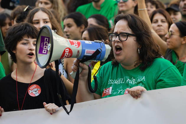 News Bilder des Tages October 15, 2026, Madrid, Madrid, SPAIN: On the second day of an indefinite teachers strike, thousands of educators gathered in front of the Madrid regional Department of Education. They are demanding better working conditions and school facilities, as well as an increase in the public education budget in contrast to the subsidies provided to private education. Madrid SPAIN - ZUMAl221 20261015_zip_l221_018 Copyright: xIgnacioxLopezxIsasmendix