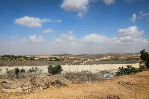 Palestinian Farmers Harvest Olives Near Barrier West of Hebron Palestinian farmers pick olives during the harvest season in a field in the village of Beit Awwa, west of Hebron, in the occupied West Bank, on October 15, 2026, near the Israeli separation barrier. Photo by Mamoun Wazwaz apaimages Hebron West Bank Palestinian Territory 151026_Hebron_MW_00(35) Copyright: xapaimagesxMamounxWazwazx xapaimagesx