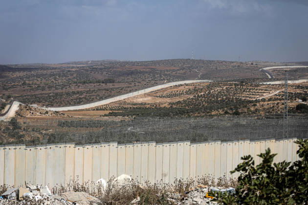 Palestinian Farmers Harvest Olives Near Barrier West of Hebron Palestinian farmers pick olives during the harvest season in a field in the village of Beit Awwa, west of Hebron, in the occupied West Bank, on October 15, 2026, near the Israeli separation barrier. Photo by Mamoun Wazwaz apaimages Hebron West Bank Palestinian Territory 151026_Hebron_MW_00(37) Copyright: xapaimagesxMamounxWazwazx xapaimagesx