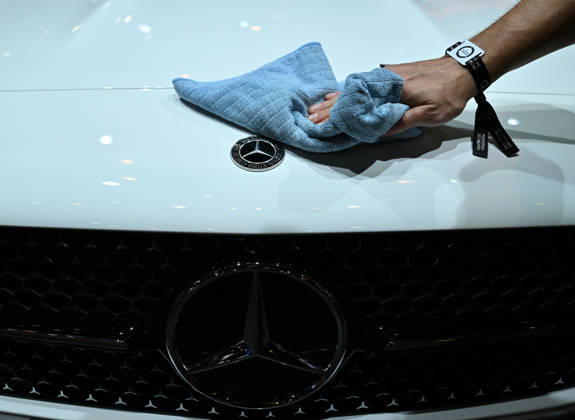 Paris Motor Show 2026 PARIS, FRANCE - OCTOBER 15: A worker cleans the Mercedes-Benz logo on a car at the Paris Motor Show (Mondial de l Auto) in Paris, France on October 15, 2026. Mustafa Yalcin Anadolu Paris France. Editorial use only. Please get in touch for any other usage.  Copyright: x2026xAnadoluxMustafaxYalcinx