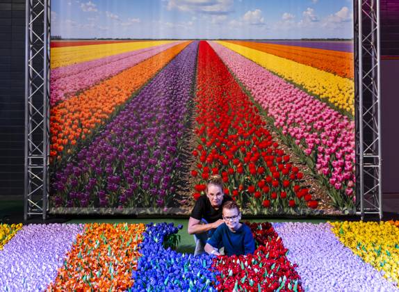 UTRECHT - Visitors are having their photos taken with LEGO flowers during the first day of LEGO World at the Jaarbeurs. For seven days, young and old can have fun with the building toys. REMKO DE WAAL ANP netherlands out - belgium out  Copyright: xx x572522117x originalFilename: 572522117.jpg