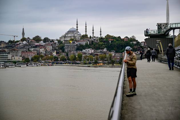 Rain turns waters brown along Istanbul strait ISTANBUL, TURKIYE - OCTOBER 15: Brown-colored water is visible along parts of the Istanbul Strait shoreline and the Golden Horn following heavy rain in the city, on October 15, 2026 in Istanbul, Turkiye. The change in water color was observed in several coastal areas after the downpour. Cem Tekkesinoglu Anadolu Istanbul Turkey. Editorial use only. Please get in touch for any other usage.  Copyright: x2026xAnadoluxCemxTekkesinoglux