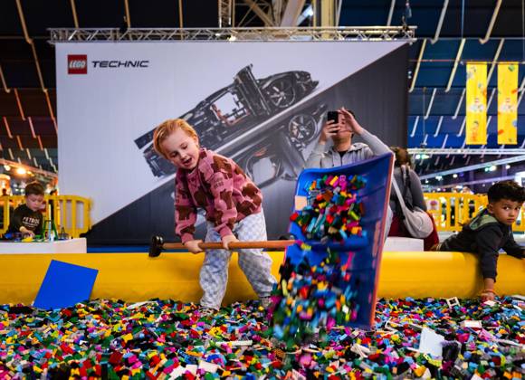 UTRECHT - Visitors play with LEGO during the first day of LEGO World at the Jaarbeurs. For seven days, young and old can let loose with the building toys. REMKO DE WAAL ANP netherlands out - belgium out  Copyright: xx x572524446x originalFilename: 572524446.jpg