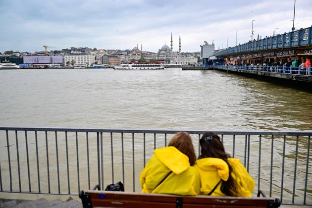 Rain turns waters brown along Istanbul strait ISTANBUL, TURKIYE - OCTOBER 15: Brown-colored water is visible along parts of the Istanbul Strait shoreline and the Golden Horn following heavy rain in the city, on October 15, 2026 in Istanbul, Turkiye. The change in water color was observed in several coastal areas after the downpour. Cem Tekkesinoglu Anadolu Istanbul Turkey. Editorial use only. Please get in touch for any other usage.  Copyright: x2026xAnadoluxCemxTekkesinoglux