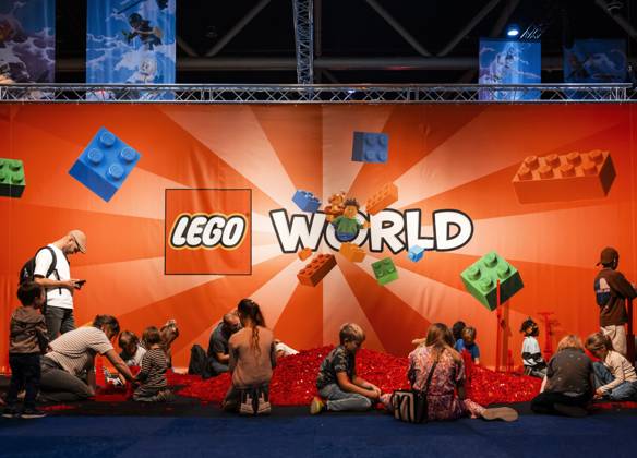 UTRECHT - Visitors build with LEGO during the first day of LEGO World at the Jaarbeurs. For seven days, young and old can let loose with the building toys. REMKO DE WAAL ANP netherlands out - belgium out  Copyright: xx x572524453x originalFilename: 572524453.jpg