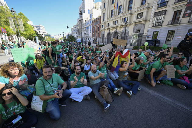 Students and teachers rally in Madrid as education strike continues MADRID, SPAIN - OCTOBER 15: Students and education workers march through central Madrid carrying banners and placards as an indefinite strike demanding improved education conditions continues for a second day, on October 15, 2026 in Madrid, Spain. Students who walked out of classes joined teachers and other education staff in the demonstration, which was called by unions representing the education sector. Burak Akbulut Anadolu Madrid Spain. Editorial use only. Please get in touch for any other usage.  Copyright: x2026xAnadoluxBurakxAkbulutx