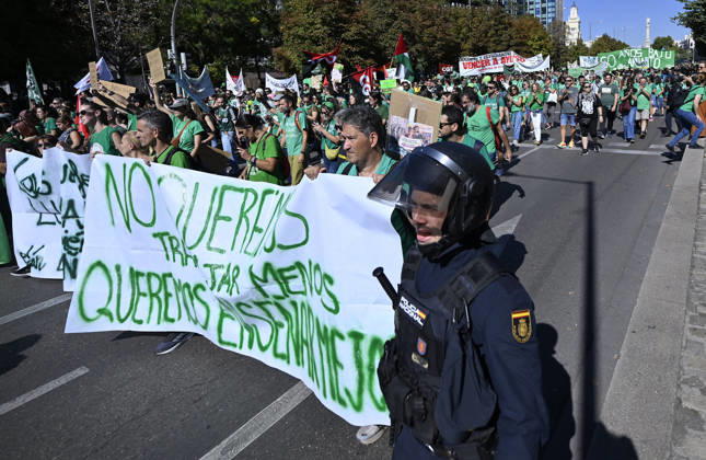 Students and teachers rally in Madrid as education strike continues MADRID, SPAIN - OCTOBER 15: Students and education workers march through central Madrid carrying banners and placards as an indefinite strike demanding improved education conditions continues for a second day, on October 15, 2026 in Madrid, Spain. Students who walked out of classes joined teachers and other education staff in the demonstration, which was called by unions representing the education sector. Burak Akbulut Anadolu Madrid Spain. Editorial use only. Please get in touch for any other usage.  Copyright: x2026xAnadoluxBurakxAkbulutx