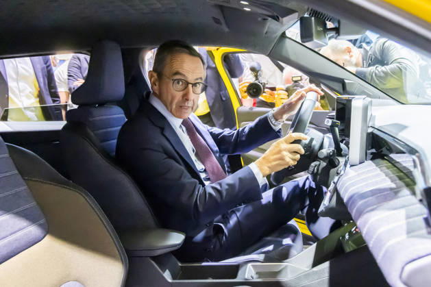 Paris, France October 15, 2026 - Paris Motor Show - Bruno Retailleau POLITIQUE, RETAILLEAU, LR, LES REPUBLICAINS, CAMPAGNE ELECTORALE, SALON DE L AUTOMOBILE, VOITURE, ECONOMIE, CONDUITE, PERMIS DE CONDUIRE, CONDUCTEUR, RENAULT Copyright: xVincentxIsorex