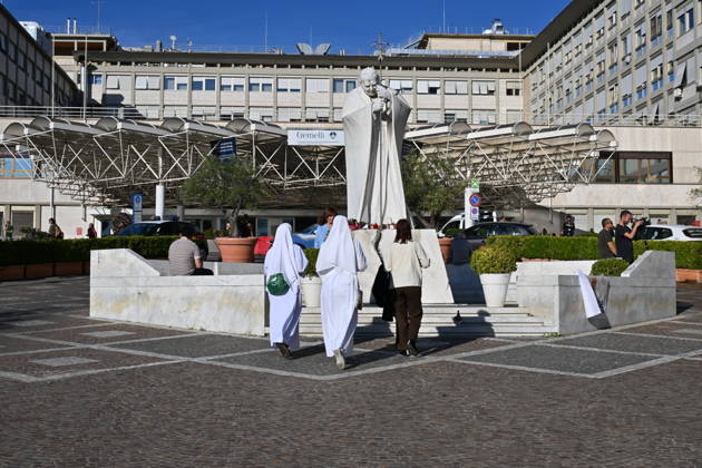 RECORD DATE NOT STATED Italy, Rome,Vatican 2026-10-15 : Statue of John Paul II in front Agostino Gemelli University Hosoital Italy, Rome,Vatican 2026-10-15 : statue of John Paul II in front the Agostino Gemelli University Hospital, where Pope Leo XIV is hospitalized, in Rome, Italy. According to the Holy See Press Office, Pope Leo XIV is recovering in hospital following a successful thoracic surgery on 13 October to remove the lower lobe of his right lung, during which doctors confirmed a diagnosis of lung adenocarcinoma. Copyright Alessia Giuliani CPP EDITORIAL USE ONLY - NO BOOKS Copyright: xAlessiaxGiuliani Catholicpressphotox