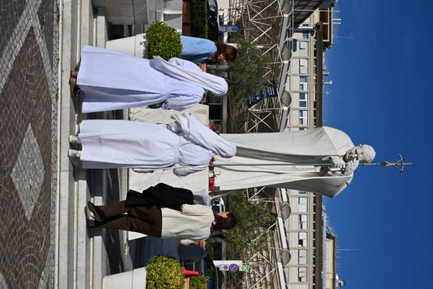 RECORD DATE NOT STATED Italy, Rome,Vatican 2026-10-15 : Statue of John Paul II in front Agostino Gemelli University Hosoital Italy, Rome,Vatican 2026-10-15 : statue of John Paul II in front the Agostino Gemelli University Hospital, where Pope Leo XIV is hospitalized, in Rome, Italy. According to the Holy See Press Office, Pope Leo XIV is recovering in hospital following a successful thoracic surgery on 13 October to remove the lower lobe of his right lung, during which doctors confirmed a diagnosis of lung adenocarcinoma. Copyright Alessia Giuliani CPP EDITORIAL USE ONLY - NO BOOKS Copyright: xAlessiaxGiuliani Catholicpressphotox