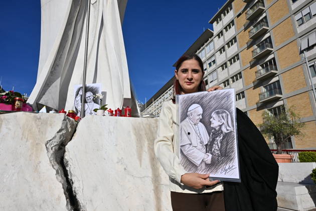 RECORD DATE NOT STATED Italy, Rome,Vatican 2026-10-15 : Statue of John Paul II in front Agostino Gemelli University Hosoital Italy, Rome,Vatican 2026-10-15 : statue of John Paul II in front the Agostino Gemelli University Hospital, where Pope Leo XIV is hospitalized, in Rome, Italy. According to the Holy See Press Office, Pope Leo XIV is recovering in hospital following a successful thoracic surgery on 13 October to remove the lower lobe of his right lung, during which doctors confirmed a diagnosis of lung adenocarcinoma. Copyright Alessia Giuliani CPP EDITORIAL USE ONLY - NO BOOKS Copyright: xAlessiaxGiuliani Catholicpressphotox