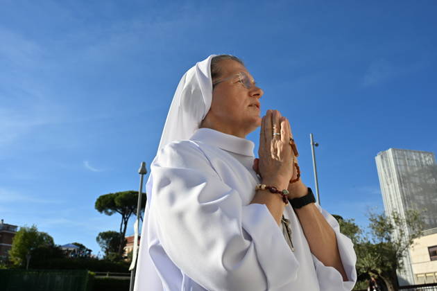 RECORD DATE NOT STATED Italy, Rome,Vatican 2026-10-15 : Statue of John Paul II in front Agostino Gemelli University Hosoital Italy, Rome,Vatican 2026-10-15 : statue of John Paul II in front the Agostino Gemelli University Hospital, where Pope Leo XIV is hospitalized, in Rome, Italy. According to the Holy See Press Office, Pope Leo XIV is recovering in hospital following a successful thoracic surgery on 13 October to remove the lower lobe of his right lung, during which doctors confirmed a diagnosis of lung adenocarcinoma. Copyright Alessia Giuliani CPP EDITORIAL USE ONLY - NO BOOKS Copyright: xAlessiaxGiuliani Catholicpressphotox
