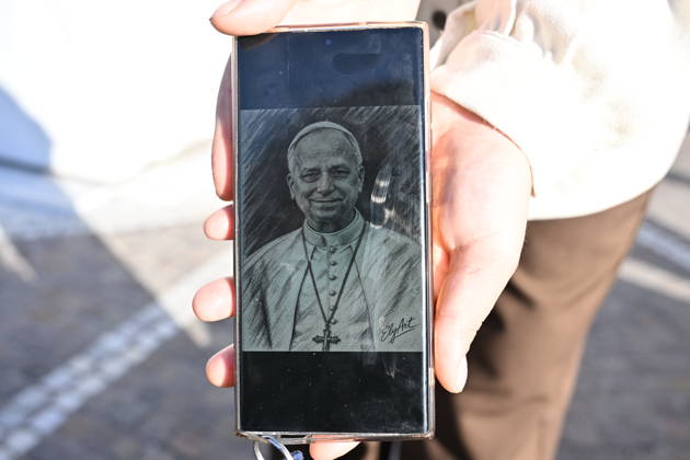News Bilder des Tages RECORD DATE NOT STATED Italy, Rome,Vatican 2026-10-15 : Statue of John Paul II in front Agostino Gemelli University Hosoital Italy, Rome,Vatican 2026-10-15 : statue of John Paul II in front the Agostino Gemelli University Hospital, where Pope Leo XIV is hospitalized, in Rome, Italy. According to the Holy See Press Office, Pope Leo XIV is recovering in hospital following a successful thoracic surgery on 13 October to remove the lower lobe of his right lung, during which doctors confirmed a diagnosis of lung adenocarcinoma. Copyright Alessia Giuliani CPP EDITORIAL USE ONLY - NO BOOKS Copyright: xAlessiaxGiuliani Catholicpressphotox