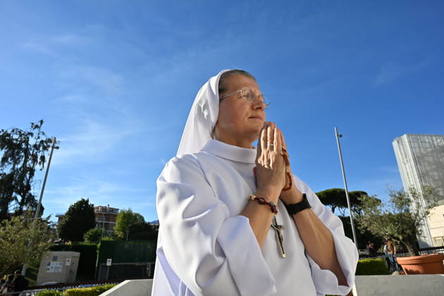 RECORD DATE NOT STATED Italy, Rome,Vatican 2026-10-15 : Statue of John Paul II in front Agostino Gemelli University Hosoital Italy, Rome,Vatican 2026-10-15 : statue of John Paul II in front the Agostino Gemelli University Hospital, where Pope Leo XIV is hospitalized, in Rome, Italy. According to the Holy See Press Office, Pope Leo XIV is recovering in hospital following a successful thoracic surgery on 13 October to remove the lower lobe of his right lung, during which doctors confirmed a diagnosis of lung adenocarcinoma. Copyright Alessia Giuliani CPP EDITORIAL USE ONLY - NO BOOKS Copyright: xAlessiaxGiuliani Catholicpressphotox