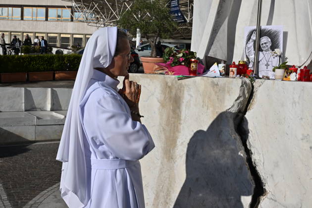 RECORD DATE NOT STATED Italy, Rome,Vatican 2026-10-15 : Statue of John Paul II in front Agostino Gemelli University Hosoital Italy, Rome,Vatican 2026-10-15 : statue of John Paul II in front the Agostino Gemelli University Hospital, where Pope Leo XIV is hospitalized, in Rome, Italy. According to the Holy See Press Office, Pope Leo XIV is recovering in hospital following a successful thoracic surgery on 13 October to remove the lower lobe of his right lung, during which doctors confirmed a diagnosis of lung adenocarcinoma. Copyright Alessia Giuliani CPP EDITORIAL USE ONLY - NO BOOKS Copyright: xAlessiaxGiuliani Catholicpressphotox