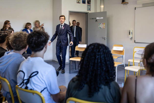 French Education Minister Edouard Geffray Visits Lycée Des Graves - Gradignan French Education Minister Edouard Geffray visits Lycée des Graves as part of a series of meetings with school communities following the recent student mobilization. The minister meets with school staff before holding discussions with elected student representatives and class delegates to adress issues raised by the demonstrations, in Gradignan, France, on October 15, 2026. Photo by Margot Le Gonidec ABACAPRESS.COM Gradignan France Copyright: xLexGonidecxMargot ABACAx