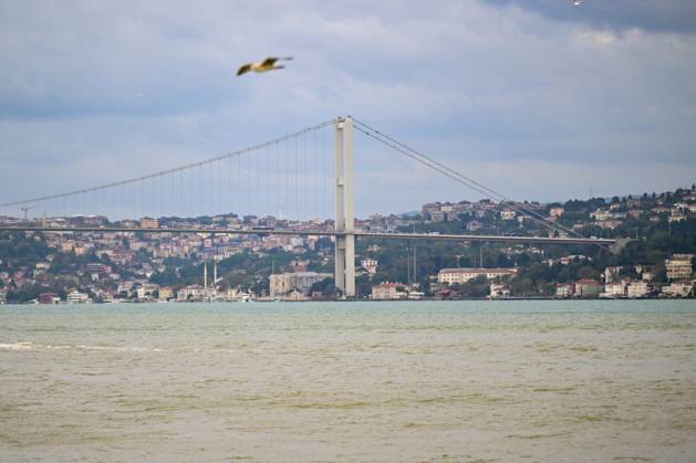 Rain turns waters brown along Istanbul strait ISTANBUL, TURKIYE - OCTOBER 15: Brown-colored water is visible along parts of the Istanbul Strait shoreline and the Golden Horn following heavy rain in the city, on October 15, 2026 in Istanbul, Turkiye. The change in water color was observed in several coastal areas after the downpour. Cem Tekkesinoglu Anadolu Istanbul Turkey. Editorial use only. Please get in touch for any other usage.  Copyright: x2026xAnadoluxCemxTekkesinoglux