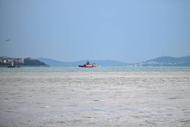 Rain turns waters brown along Istanbul strait ISTANBUL, TURKIYE - OCTOBER 15: Brown-colored water is visible along parts of the Istanbul Strait shoreline and the Golden Horn following heavy rain in the city, on October 15, 2026 in Istanbul, Turkiye. The change in water color was observed in several coastal areas after the downpour. Cem Tekkesinoglu Anadolu Istanbul Turkey. Editorial use only. Please get in touch for any other usage.  Copyright: x2026xAnadoluxCemxTekkesinoglux