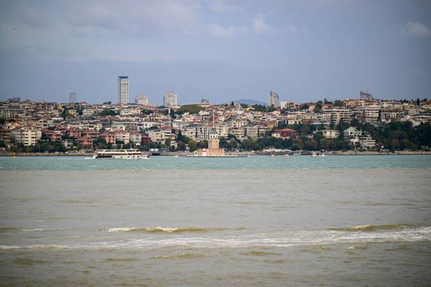 Rain turns waters brown along Istanbul strait ISTANBUL, TURKIYE - OCTOBER 15: Brown-colored water is visible along parts of the Istanbul Strait shoreline and the Golden Horn following heavy rain in the city, on October 15, 2026 in Istanbul, Turkiye. The change in water color was observed in several coastal areas after the downpour. Cem Tekkesinoglu Anadolu Istanbul Turkey. Editorial use only. Please get in touch for any other usage.  Copyright: x2026xAnadoluxCemxTekkesinoglux