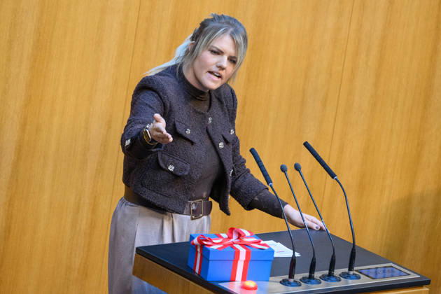 Vienna, October 15, 2026—103rd Session of the National Council PHOTO: Rep. Lisa Aldali (NEOS) with a gift for the FPÖ 103rd Session of the National Council National Council, National Council session, parliamentary session, parliament, plenary session 103rd Session of the National Council