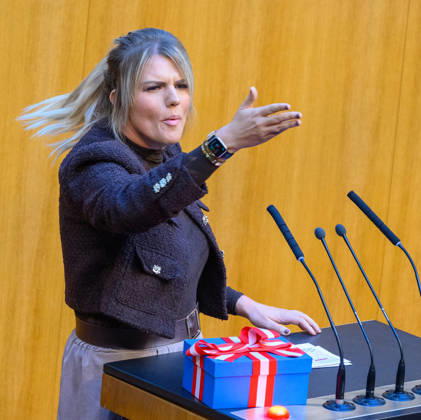 Vienna, October 15, 2026—103rd Session of the National Council PHOTO: Rep. Lisa Aldali (NEOS) with a gift for the FPÖ 103rd Session of the National Council National Council, National Council session, parliamentary session, parliament, plenary session 103rd Session of the National Council