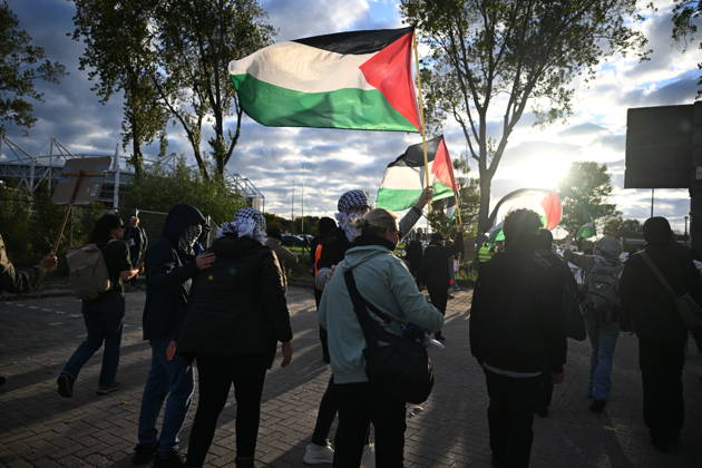 Pro-Palestinian Protest in Netherlands ahead of AZ Alkmaar-Hapoel Be’er Sheva match ALKMAAR, NETHERLANDS - OCTOBER 15: Pro-Palestinian demonstrator groups gather near AFAS Stadium to protest the UEFA Europa League football match between AZ Alkmaar and Hapoel Be er Sheva in Alkmaar, Netherlands on October 15, 2026. Security measures were heightened around the venue during the protest ahead of the match. Mouneb Taim Anadolu Alkmaar Netherlands. Editorial use only. Please get in touch for any other usage.  Copyright: x2026xAnadoluxMounebxTaimx