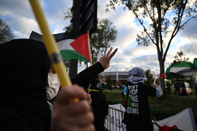 Pro-Palestinian Protest in Netherlands ahead of AZ Alkmaar-Hapoel Be’er Sheva match ALKMAAR, NETHERLANDS - OCTOBER 15: Pro-Palestinian demonstrator groups gather near AFAS Stadium to protest the UEFA Europa League football match between AZ Alkmaar and Hapoel Be er Sheva in Alkmaar, Netherlands on October 15, 2026. Security measures were heightened around the venue during the protest ahead of the match. Mouneb Taim Anadolu Alkmaar Netherlands. Editorial use only. Please get in touch for any other usage.  Copyright: x2026xAnadoluxMounebxTaimx