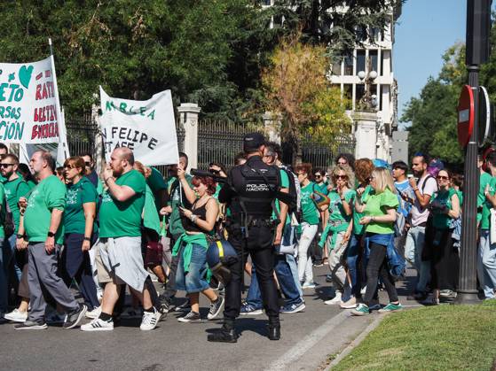 October 15, 2026, Madrid, Madrid, Spain: MADRID, SPAIN - October 15: Public education in Madrid is on strike, and the teachers called a demonstration at the headquarters of the Regional Ministry of Education (Consejeria de Educacion). The teachers got past the police cordon and blocked major thoroughfares Calle de Alcala and Paseo de Recoletos, causing traffic chaos as they passed through Plaza de Colon and Plaza de Cibeles. Madrid Spain - ZUMAh199 20261015_zip_h199_011 Copyright: xAaronxHerediax
