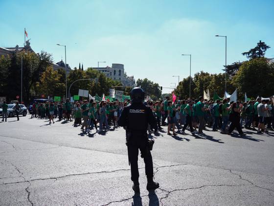 October 15, 2026, Madrid, Madrid, Spain: MADRID, SPAIN - October 15: Public education in Madrid is on strike, and the teachers called a demonstration at the headquarters of the Regional Ministry of Education (ConsejeroÂ­a de EducacioÂ³n). The teachers got past the police cordon and blocked major thoroughfares Calle de AlcaloÂ¡ and Paseo de Recoletos, causing traffic chaos as they passed through Plaza de ColoÂ³n and Plaza de Cibeles. Madrid Spain  - ZUMAh199 20261015_zip_h199_009 Copyright: xAaronxHerediax