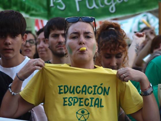 October 15, 2026, Madrid, Madrid, Spain: MADRID, SPAIN - October 15: Public education in Madrid is on strike, and the teachers called a demonstration at the headquarters of the Regional Ministry of Education (Consejeria de Educacion). The teachers got past the police cordon and blocked major thoroughfares Calle de Alcala and Paseo de Recoletos, causing traffic chaos as they passed through Plaza de Colon and Plaza de Cibeles. Madrid Spain - ZUMAh199 20261015_zip_h199_015 Copyright: xAaronxHerediax