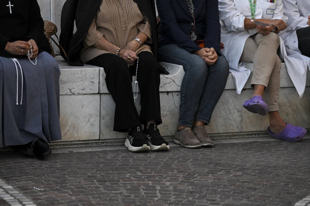 October 15, 2026, Rome, Italy: Faithful praying during the rosary at the statue of John Paul II outside Agostino Gemelli University Hospital, where Pope Leo XIV is hospitalized, Rome, Italy, 15 October 2026. According to the Holy See Press Office, Pope Leo XIV is recovering after undergoing successful surgery on 13 October to remove the lower lobe of his right lung. Doctors confirmed a diagnosis of lung adenocarcinoma during the operation. ANSA RICCARDO ANTIMIANI. Rome Italy  - ZUMAa110 20261015_zaf_a110_045 Copyright: xRiccardoxAntimianix