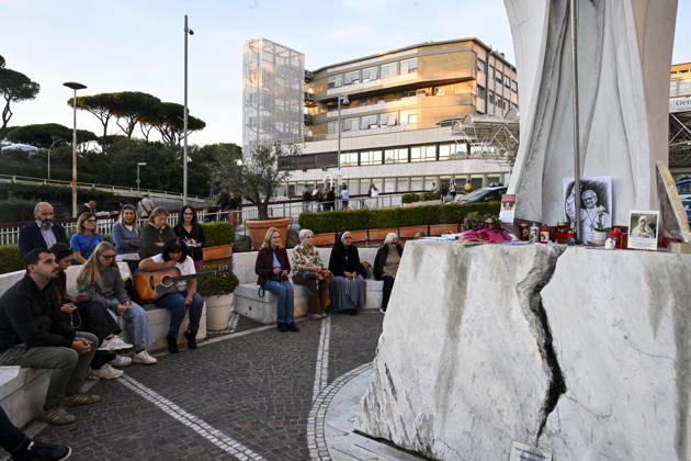 October 15, 2026, Rome, Italy: Faithful praying during the rosary at the statue of John Paul II outside Agostino Gemelli University Hospital, where Pope Leo XIV is hospitalized, Rome, Italy, 15 October 2026. According to the Holy See Press Office, Pope Leo XIV is recovering after undergoing successful surgery on 13 October to remove the lower lobe of his right lung. Doctors confirmed a diagnosis of lung adenocarcinoma during the operation. ANSA RICCARDO ANTIMIANI. Rome Italy  - ZUMAa110 20261015_zaf_a110_049 Copyright: xRiccardoxAntimianix