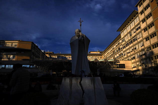 ITALY - POPE - VATICAN-2026 10 15 Italy, Rome, Vatican, 2026 10 15 sunset shows the statue of John Paul II outside the Gemelli University Hospital, where Pope Leo XIV is recovering after undergoing surgery to remove a cancerous tumour from his right lung, in Rome . EDITORIAL USE ONLY - NO BOOKS Copyright: xALESSIAxGIULIANI xCatholicxPressxPhotox