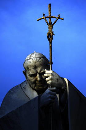 ITALY - POPE - VATICAN-2026 10 15 Italy, Rome, Vatican, 2026 10 15 sunset shows the statue of John Paul II outside the Gemelli University Hospital, where Pope Leo XIV is recovering after undergoing surgery to remove a cancerous tumour from his right lung, in Rome . EDITORIAL USE ONLY - NO BOOKS Copyright: xALESSIAxGIULIANI xCatholicxPressxPhotox