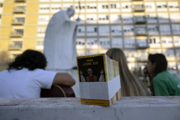 ITALY - POPE - VATICAN-2026 10 15 Italy, Rome, Vatican, 2026 10 15 People pray outside the Gemelli University Hospital, where Pope Leo XIV is recovering after undergoing surgery to remove a cancerous tumour from his right lung, in Rome . EDITORIAL USE ONLY - NO BOOKS Copyright: xALESSIAxGIULIANI xCatholicxPressxPhotox