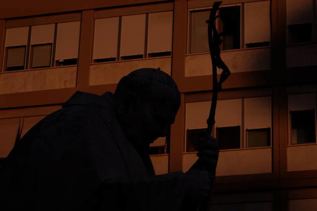 ITALY - POPE - VATICAN-2026 10 15 Italy, Rome, Vatican, 2026 10 15 sunset shows the statue of John Paul II outside the Gemelli University Hospital, where Pope Leo XIV is recovering after undergoing surgery to remove a cancerous tumour from his right lung, in Rome . EDITORIAL USE ONLY - NO BOOKS Copyright: xALESSIAxGIULIANI xCatholicxPressxPhotox