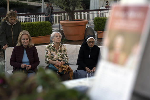 ITALY - POPE - VATICAN-2026 10 15 Italy, Rome, Vatican, 2026 10 15 People pray outside the Gemelli University Hospital, where Pope Leo XIV is recovering after undergoing surgery to remove a cancerous tumour from his right lung, in Rome . EDITORIAL USE ONLY - NO BOOKS Copyright: xALESSIAxGIULIANI xCatholicxPressxPhotox
