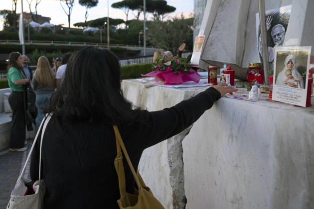 ITALY - POPE - VATICAN-2026 10 15 Italy, Rome, Vatican, 2026 10 15 People pray outside the Gemelli University Hospital, where Pope Leo XIV is recovering after undergoing surgery to remove a cancerous tumour from his right lung, in Rome . EDITORIAL USE ONLY - NO BOOKS Copyright: xALESSIAxGIULIANI xCatholicxPressxPhotox