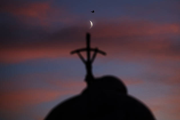 ITALY - POPE - VATICAN-2026 10 15 Italy, Rome, Vatican, 2026 10 15 sunset shows the statue of John Paul II outside the Gemelli University Hospital, where Pope Leo XIV is recovering after undergoing surgery to remove a cancerous tumour from his right lung, in Rome . EDITORIAL USE ONLY - NO BOOKS Copyright: xALESSIAxGIULIANI xCatholicxPressxPhotox