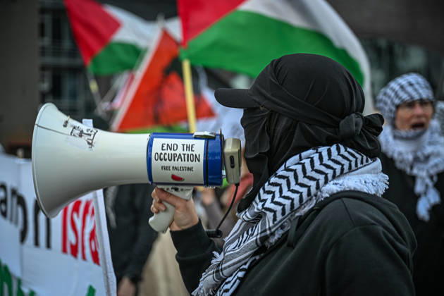 Pro-Palestinian protest in Netherlands ahead of AZ Alkmaar-Hapoe ALKMAAR, NETHERLANDS - OCTOBER 15: Pro-Palestinian demonstrator groups gather near AFAS Stadium to protest the UEFA Europa League football match between AZ Alkmaar and Hapoel Be er Sheva in Alkmaar, Netherlands on October 15, 2026. Security measures were heightened around the venue during the protest ahead of the match. Mouneb Taim Anadolu Alkmaar Netherlands. Editorial use only. Please get in touch for any other usage.  Copyright: x2026xAnadoluxMounebxTaimx