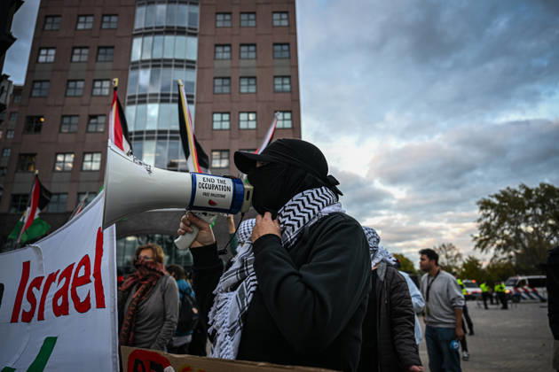 Pro-Palestinian protest in Netherlands ahead of AZ Alkmaar-Hapoe ALKMAAR, NETHERLANDS - OCTOBER 15: Pro-Palestinian demonstrator groups gather near AFAS Stadium to protest the UEFA Europa League football match between AZ Alkmaar and Hapoel Be er Sheva in Alkmaar, Netherlands on October 15, 2026. Security measures were heightened around the venue during the protest ahead of the match. Mouneb Taim Anadolu Alkmaar Netherlands. Editorial use only. Please get in touch for any other usage.  Copyright: x2026xAnadoluxMounebxTaimx