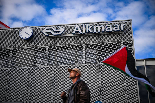 Pro-Palestinian protest in Netherlands ahead of AZ Alkmaar-Hapoe ALKMAAR, NETHERLANDS - OCTOBER 15: Pro-Palestinian demonstrator groups gather near AFAS Stadium to protest the UEFA Europa League football match between AZ Alkmaar and Hapoel Be er Sheva in Alkmaar, Netherlands on October 15, 2026. Security measures were heightened around the venue during the protest ahead of the match. Mouneb Taim Anadolu Alkmaar Netherlands. Editorial use only. Please get in touch for any other usage.  Copyright: x2026xAnadoluxMounebxTaimx