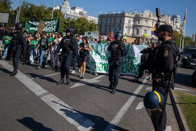 October 15, 2026, Madrid, Spain: National police monitor demonstrators advocating for education in Madrid..Gathering of teachers on the second day of an indefinite strike, calling for improvements to public education in the Community of Madrid. Madrid Spain  - ZUMAs197 20261015_aaa_s197_205 Copyright: xDavidxCanalesx